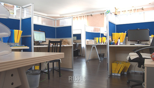 Перегородки Мобильные Ultra Light | Москва Перегородки из профиля толщиной 32мм для организации рабочих мест сотрудников в офисе. Заполнение панелями в 1 слой. Могут комплектоваться столешницами полками, крепящихся к профилю с помощью закладных элементов